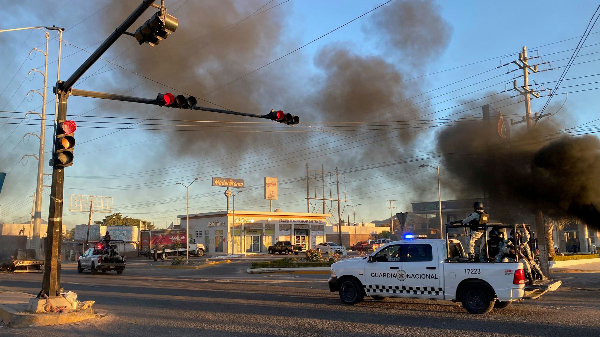 Rauch steigt hinter Gebäuden auf, nach dem Polizei und Militär gegen den Sohn von Joaquin „El Chapo“ Guzman vorgegangen sind.