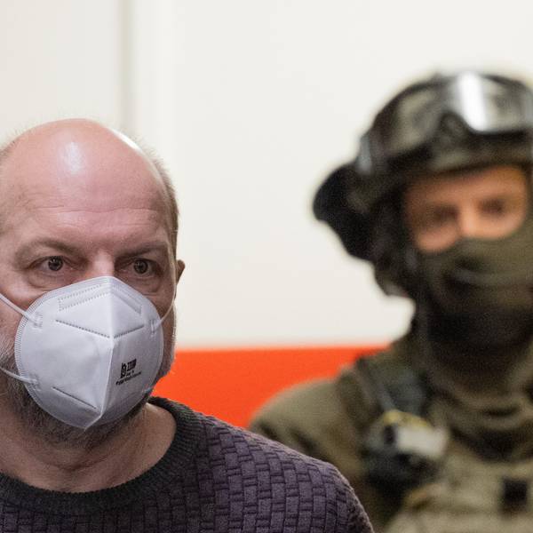 Der Angeklagte Thomas Drach wird von einem SEK-Beamten in den Gerichtssaal im Landgericht gebracht.