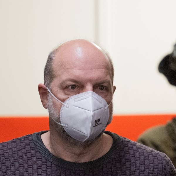 Der Angeklagte Thomas Drach wird von SEK-Beamten in den Gerichtssaal im Landgericht gebracht.