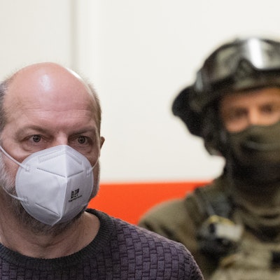 Der Angeklagte Thomas Drach wird von SEK-Beamten in den Gerichtssaal im Landgericht gebracht.