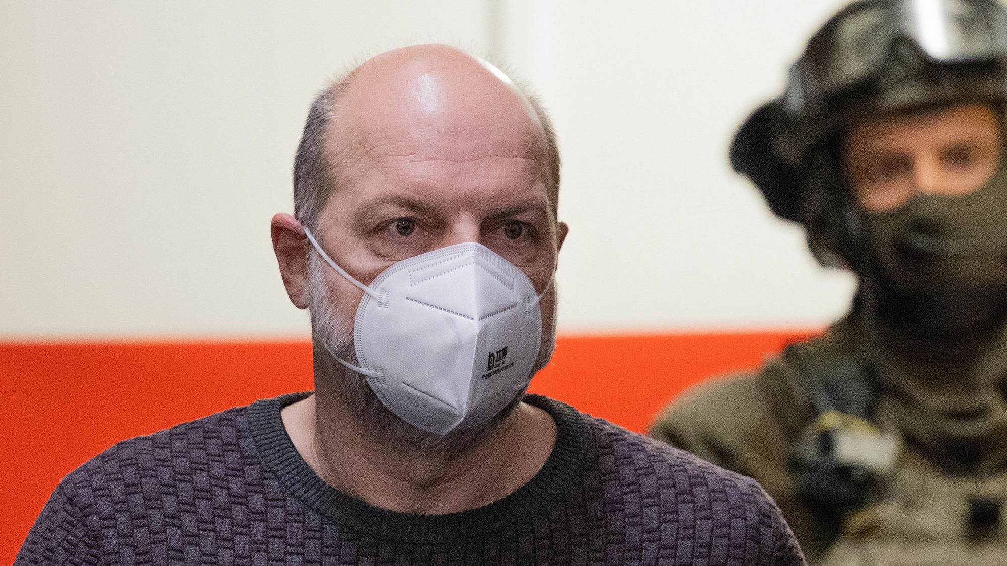 Der Angeklagte Thomas Drach wird von einem SEK-Beamten in den Gerichtssaal im Landgericht gebracht.