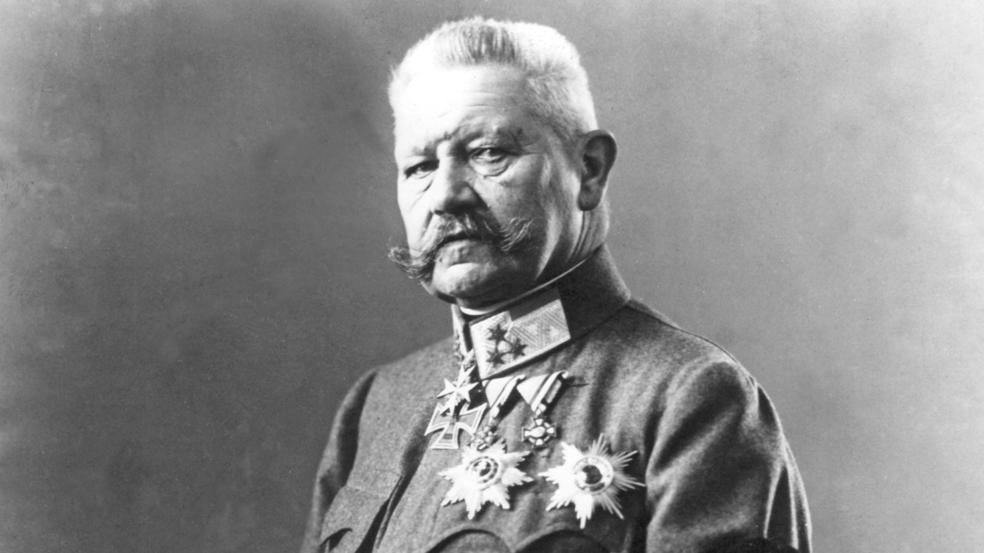 ARCHIV - Undatiertes Archivbild vom früheren Reichspräsidenten Paul von Hindenburg. Hindenburg steht nicht länger auf der Liste der Frankfurter Ehrenbürger. Foto: dpa (zu dpa/lhe «Frankfurt streicht Hindenburg von der Liste der Ehrenbürger» vom 12.06.2015 - nur s/w) +++ dpa-Bildfunk +++