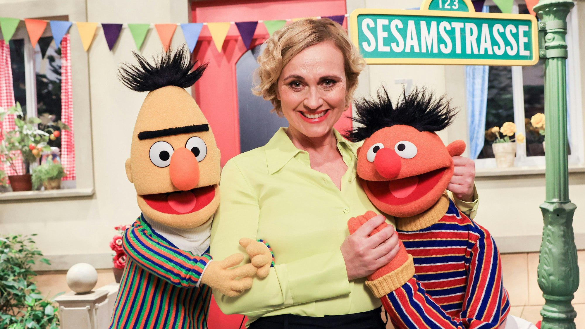 Caren Miosga und die Figuren Ernie, rechts, und Bert, links.