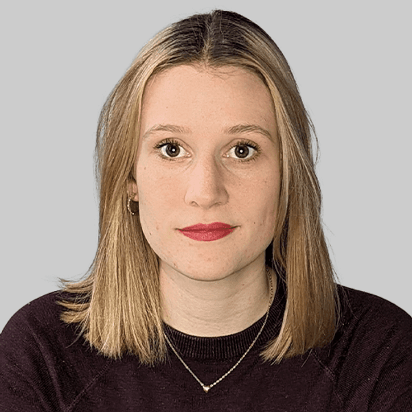 Eine junge Frau, von hinten fotografiert, mit bauchfreiem Oberteil.