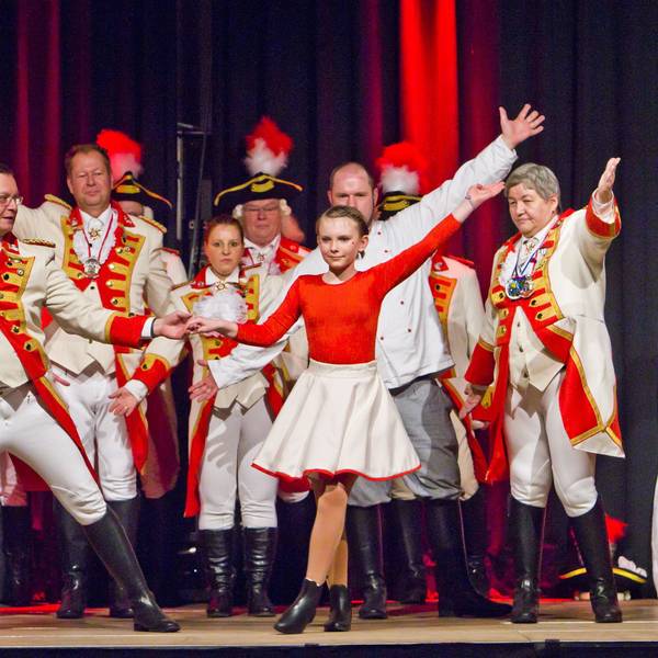 Teilnehmende des Funkenbiwak der KG Baulemann
in rot-weißer Karnevalstracht