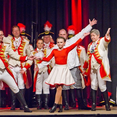 Teilnehmende des Funkenbiwak der KG Baulemann
in rot-weißer Karnevalstracht