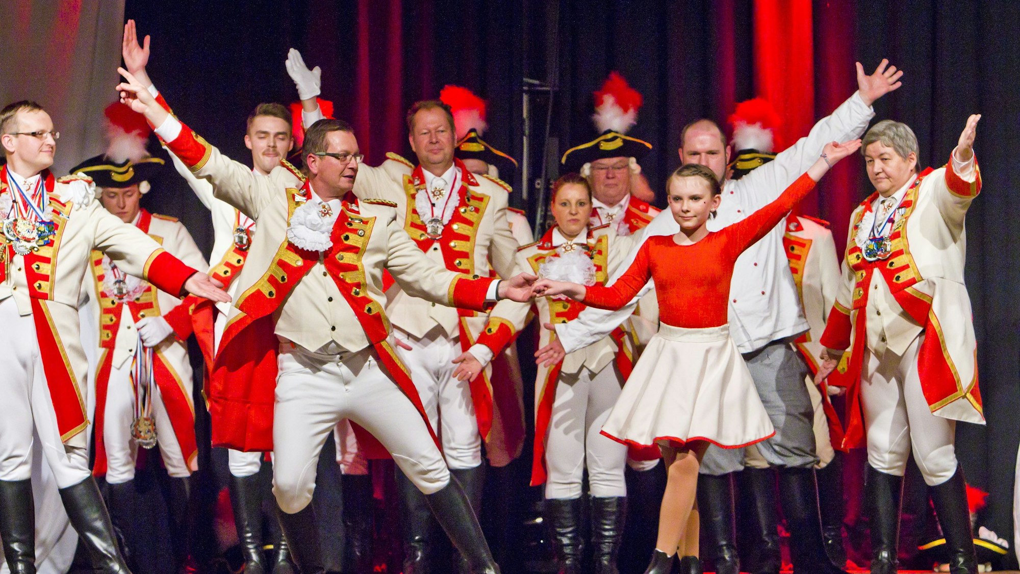 Teilnehmende des Funkenbiwak der KG Baulemann
in rot-weißer Karnevalstracht