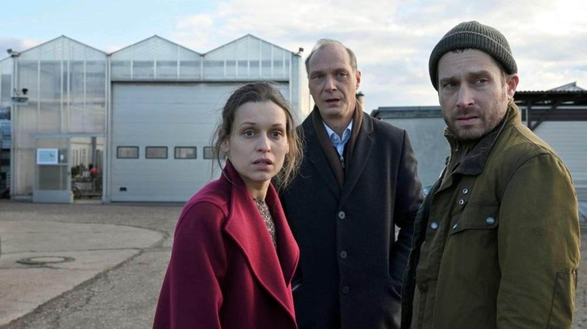 Nadine Teichmann (Kristin Suckow), Kommissariatsleiter Peter-Michael Schnabel (Martin Brambach) und ihr Ehemann Patrick Teichmann (Nico Rogner) warten auf ihre verschwundene Tochter.