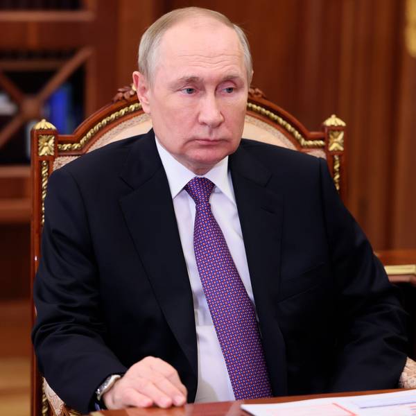Dieses von der staatlichen russischen Nachrichtenagentur Sputnik via AP veröffentlichte Foto zeigt Wladimir Putin, Präsident von Russland, während eines Treffens mit dem Vorsitzenden der Promswjasbank PSB, Fradkow, im Kreml.