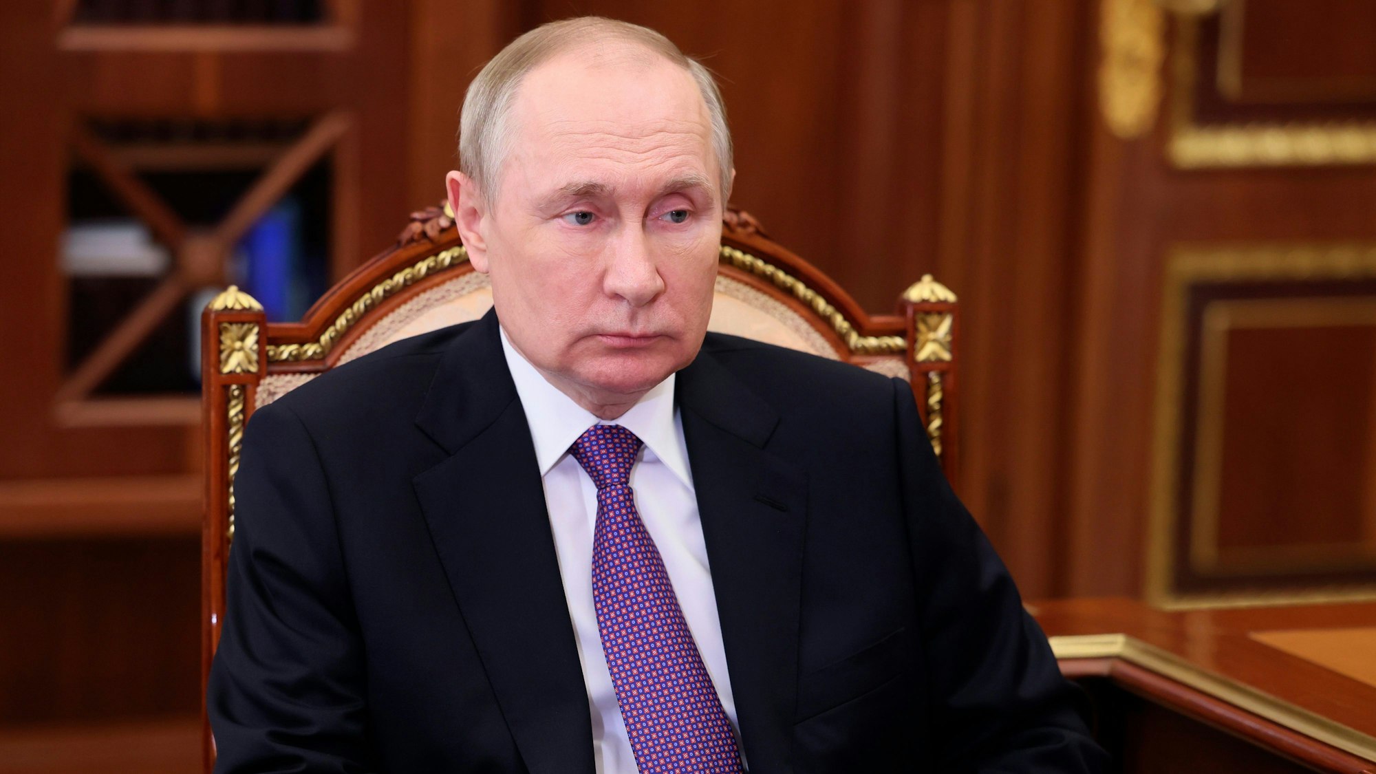 Dieses von der staatlichen russischen Nachrichtenagentur Sputnik via AP veröffentlichte Foto zeigt Wladimir Putin, Präsident von Russland, während eines Treffens mit dem Vorsitzenden der Promswjasbank PSB, Fradkow, im Kreml.