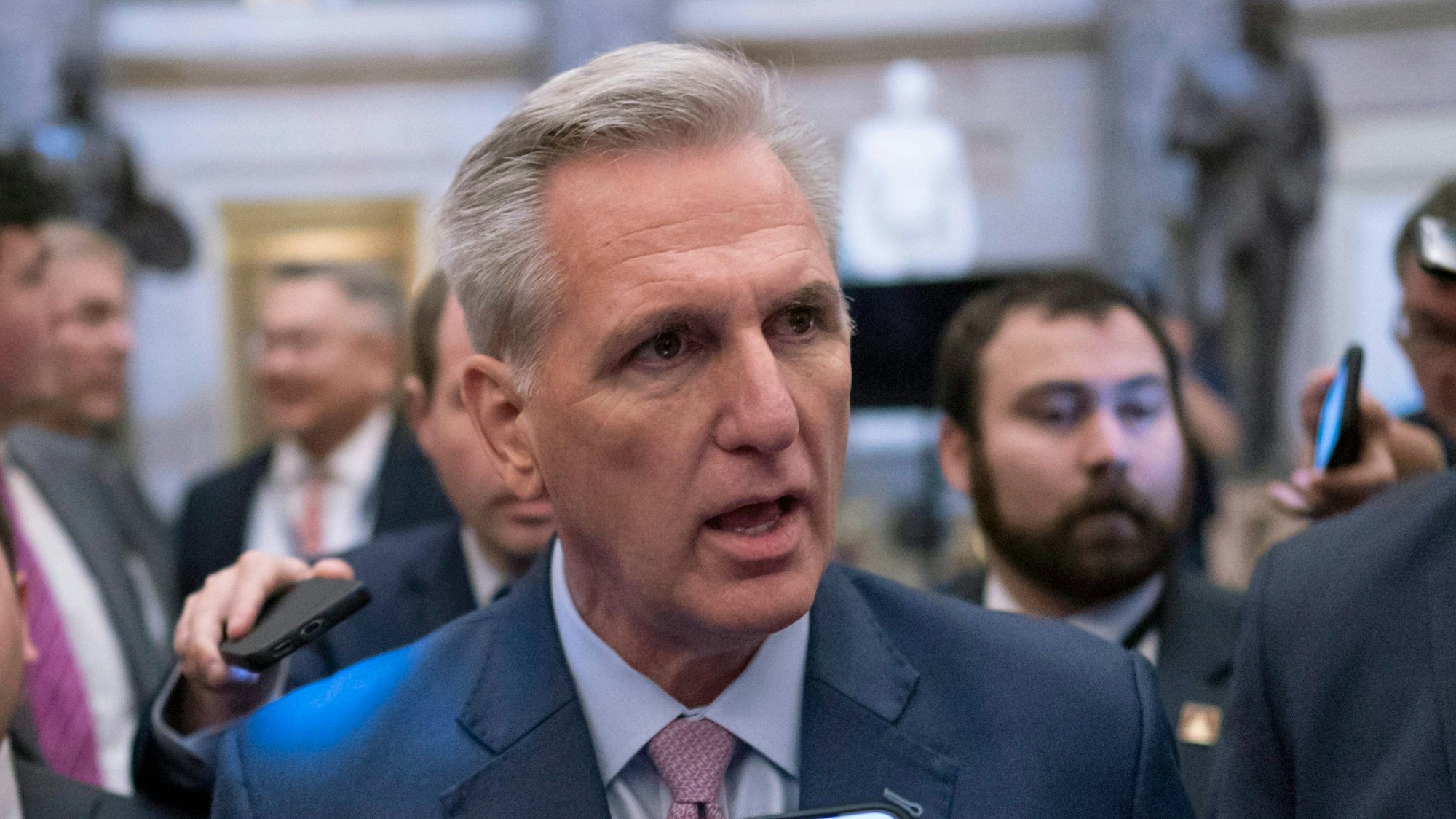 Kevin McCarthy, Minderheitenführer des Repräsentantenhauses, spricht mit Journalisten während er zum Repräsentantenhaus geht.