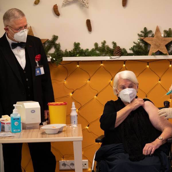 Das Bild zeigt die 92-jährige Gertrud Vogel, die sich in den Riehler Heimstätten impfen lässt.