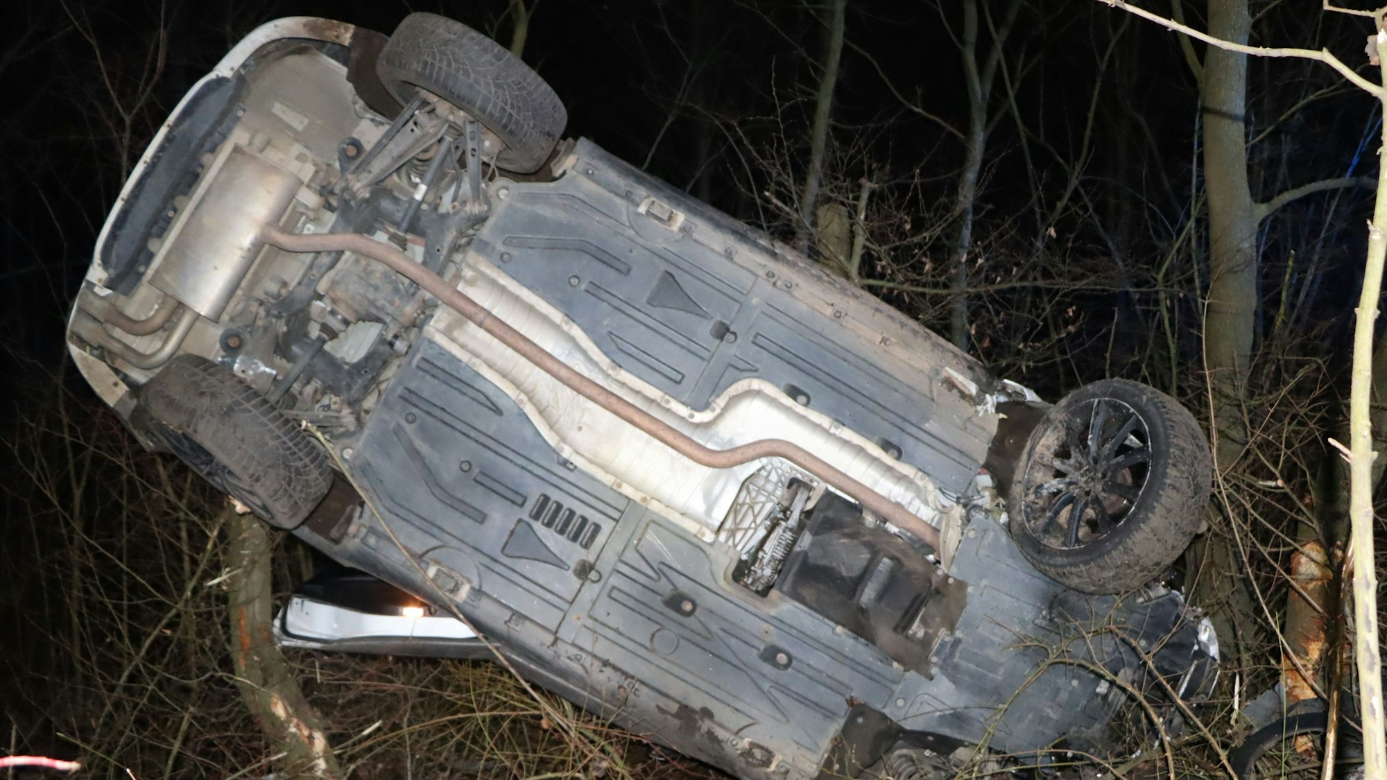 Ein Fahrzeug liegt auf dem Dach.