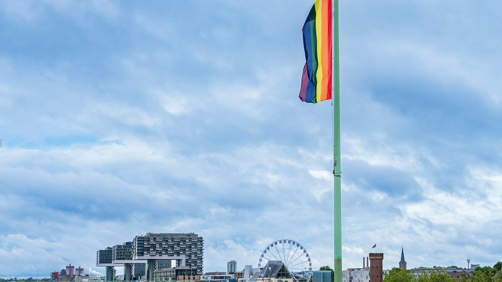 Regenbogenfahne auf der Deutzer Brücke in der Kölner Innenstadt