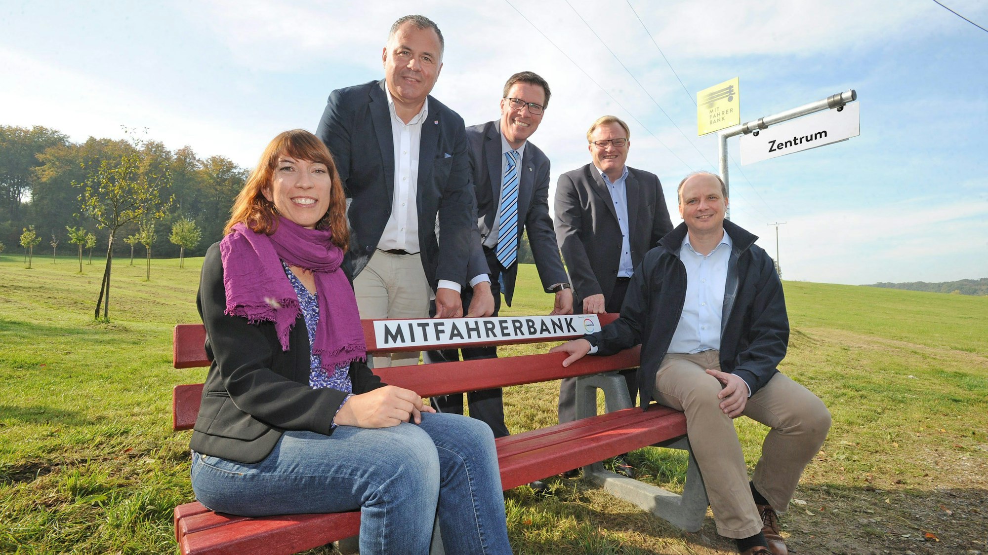 Probesitzen auf der ersten bergischen roten Mitfahrerbank: (v. l.) Leader-Regionalmanagerin Céline Zahn, Leichlingens Bürgermeister Frank Steffes, Landrat Stephan Santelmann, Bürgermeister Stefan Caplan aus Burscheid und Covestro-NRW-Chef Daniel Koch