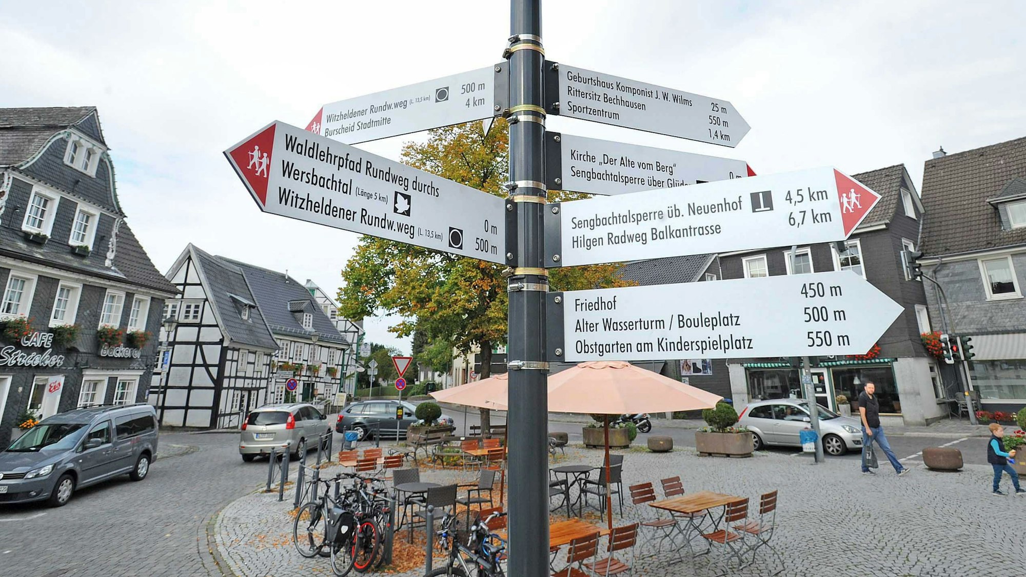 Wegweiser und Wappen auf dem Marktplatz in Witzhelden.