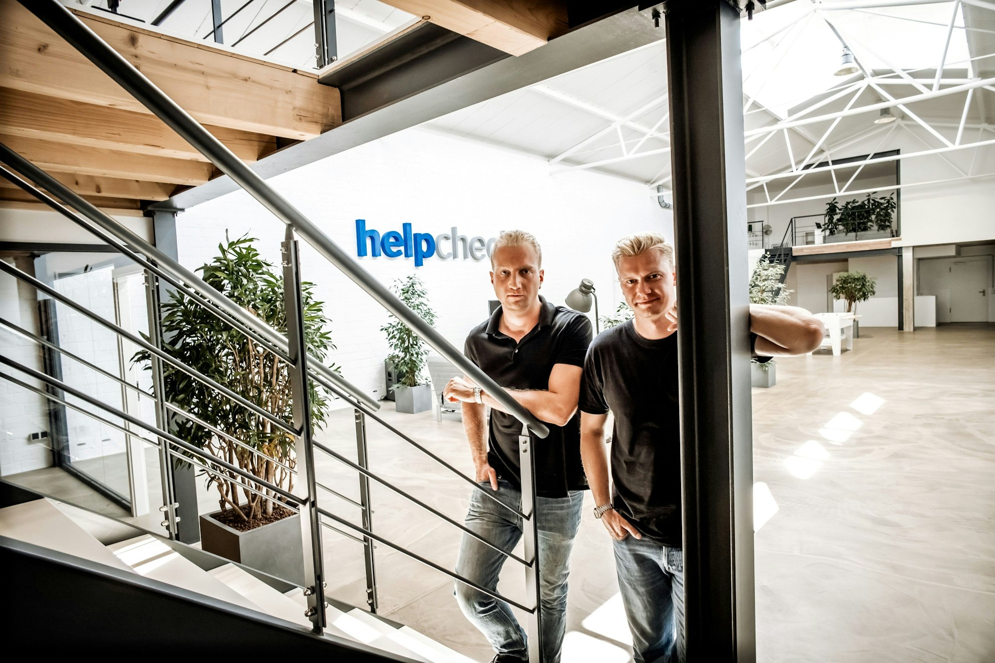 Die Gründer des Portals helpcheck, Phil Sokowicz und Peer Schulz stehen in ihrer Firmenzentrale in Düsseldorf.