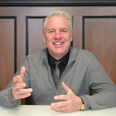 Odenthals Bürgermeister Robert Lennerts sitzt an einem Tisch im Odenthaler Rathaus und spricht.