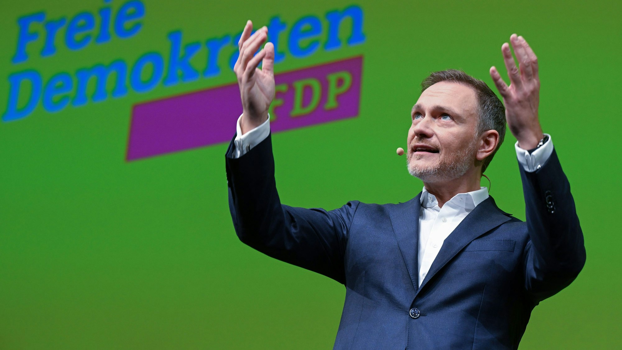 Christian Lindner, Vorsitzender der FDP und Bundesfinanzminister, spricht im Stuttgarter Opernhaus beim traditionellen Dreikönigstreffen der FDP. Er hebt die Hände Richtung Himmel.
