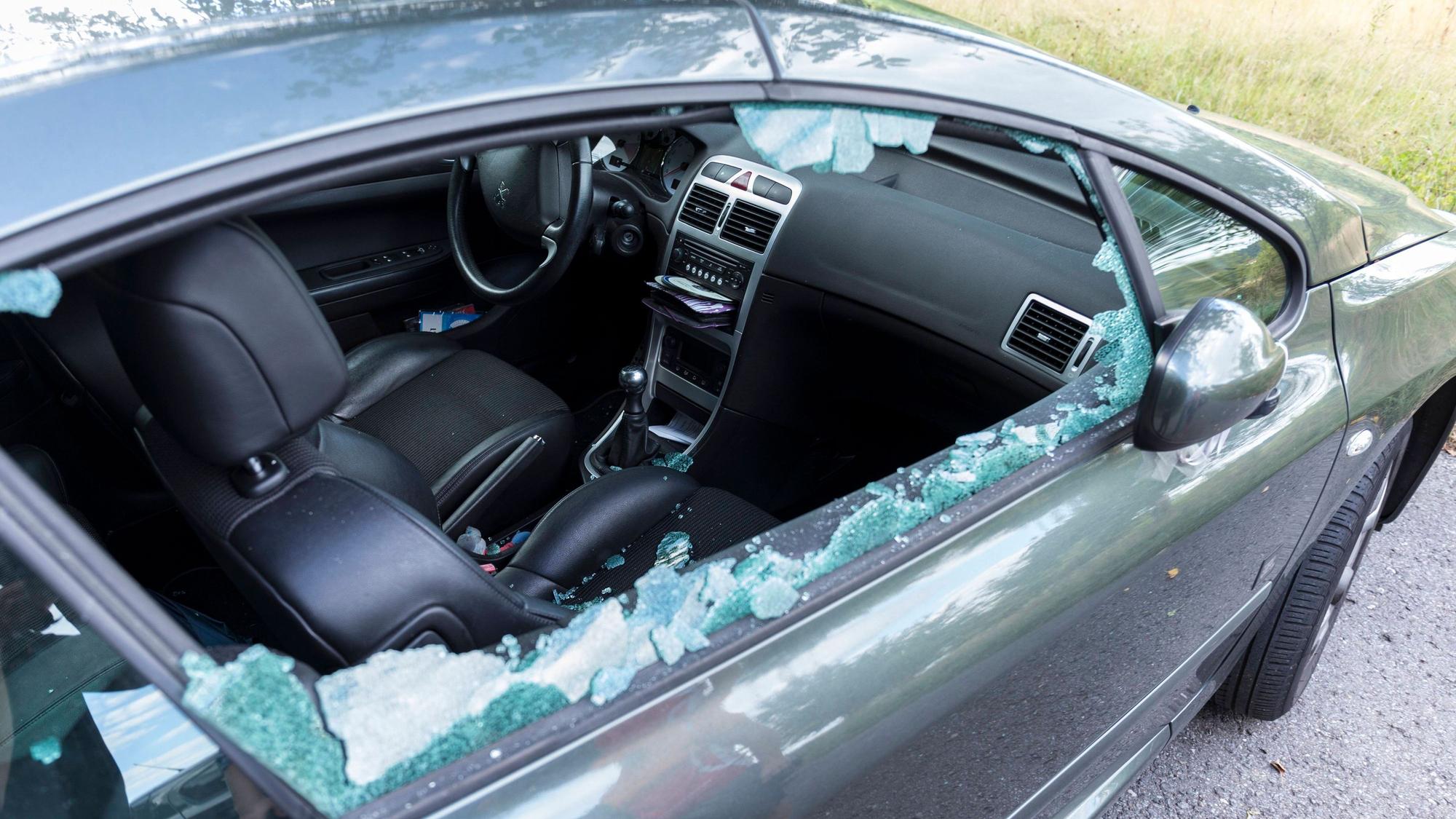 aufgebrochenes Auto Aufgebrochenes Auto mit kaputter eingeschlagener eingeschlagen ausgeschlagen ausgeschlagene aufgebrochen aufgebrochene Autoscheibe Autofenster Fenster Fensterscheibe Seitenfenster Scheibe Seitenscheibe Glasscheibe Beifahrerseite Delikt Autoknacker Verbrechen kriminell KFZ Kraftfahrzeug Heilbronn Baden-Württemberg Deutschland Germany *** broken car broken car broken car with broken broken smashed broken broken broken car window window glass side window glass side window passenger side offence car cracker crime criminal KFZ motor vehicle Heilbronn Baden Württemberg Germany Germany Copyright: xThomasxRathayx