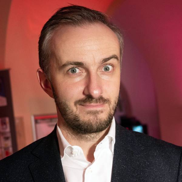 Jan Böhmermann zieht die Augenbraue hoch.