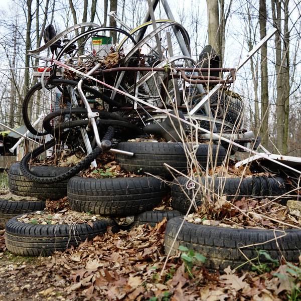 Ein Müllberg aus Schrott und Autoreifen türmt sich im Hambacher Forst
