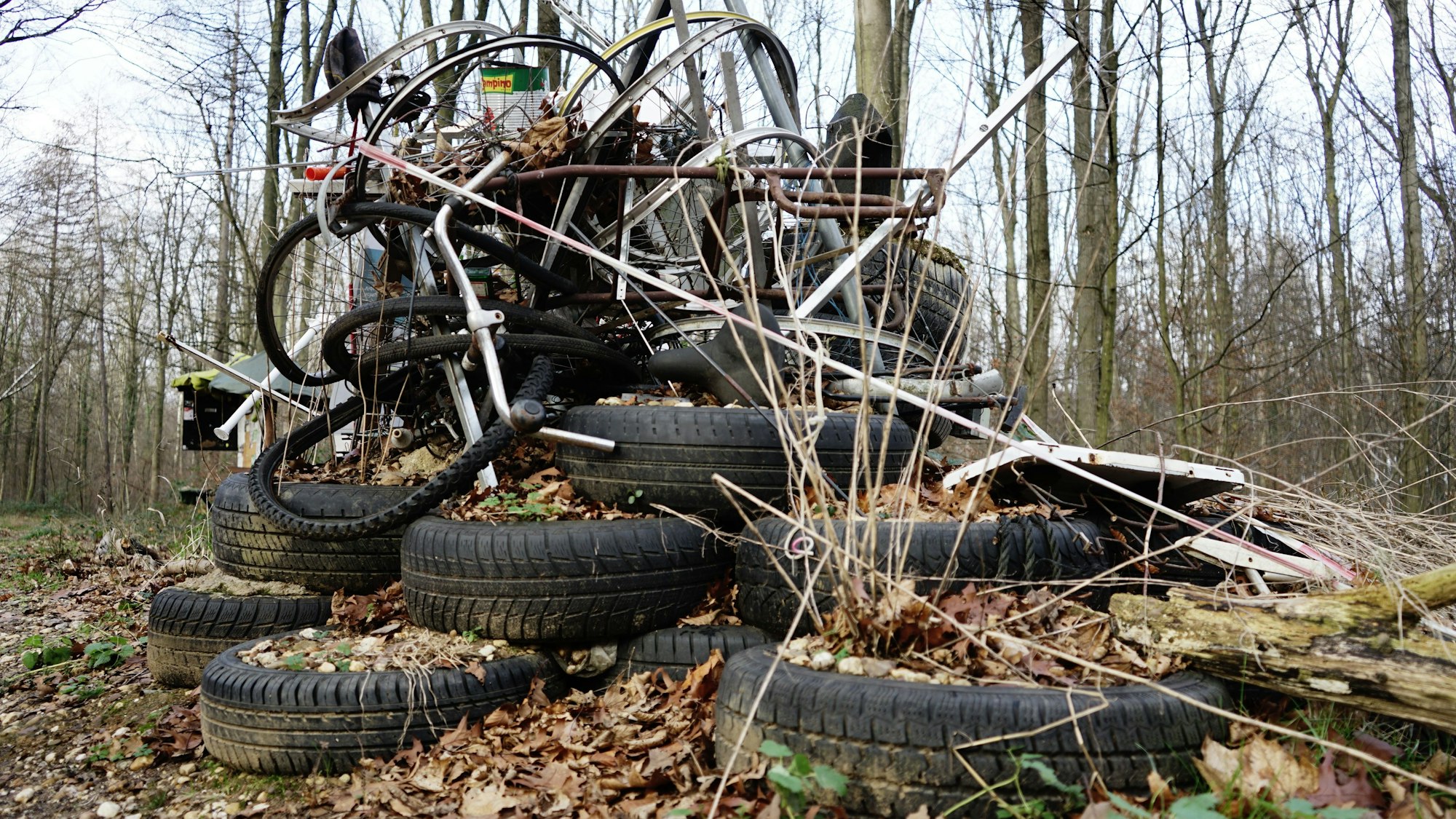 Das Foto zeigt einen Berg alter Reifen im Hambacher Forst.