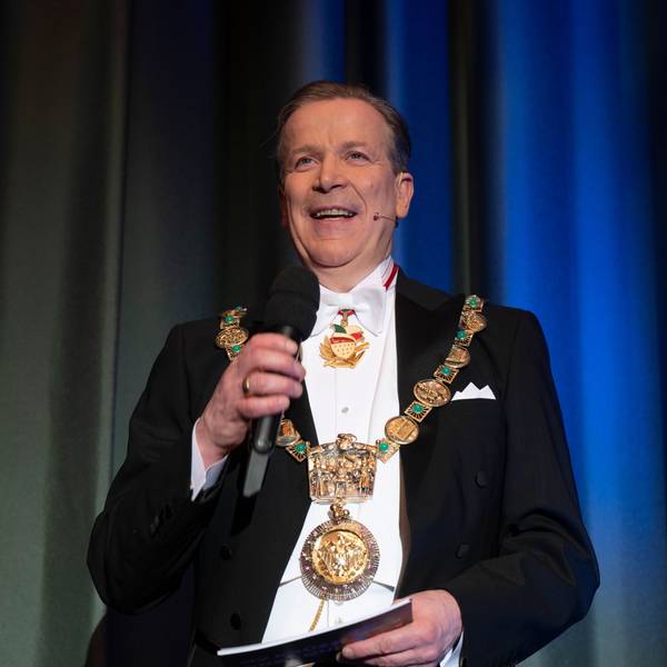 Christoph Kuckelkorn spricht bei der Prinzenproklamation Kölner Dreigestirn im Gürzenich in ein Mikrofon.