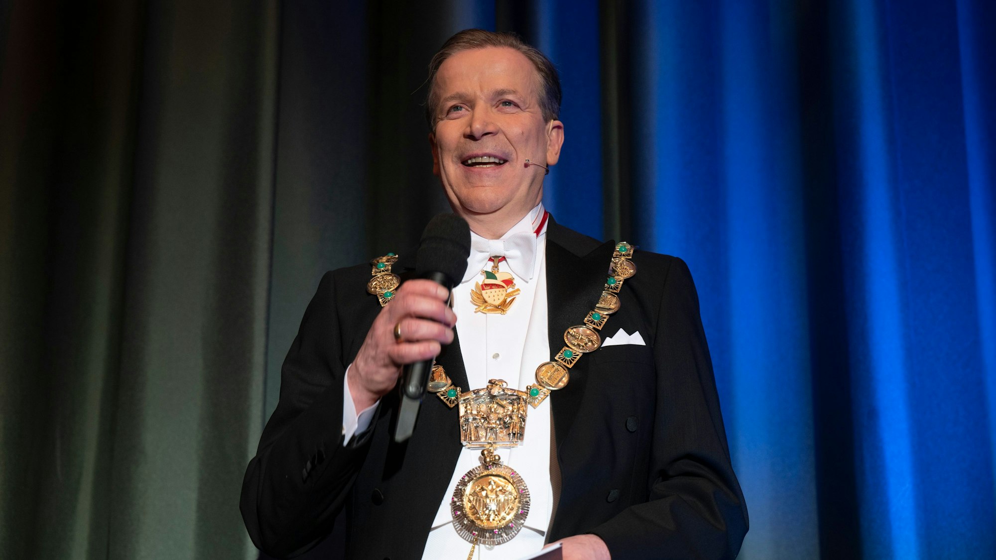 Christoph Kuckelkorn spricht bei der Prinzenproklamation Kölner Dreigestirn im Gürzenich in ein Mikrofon.