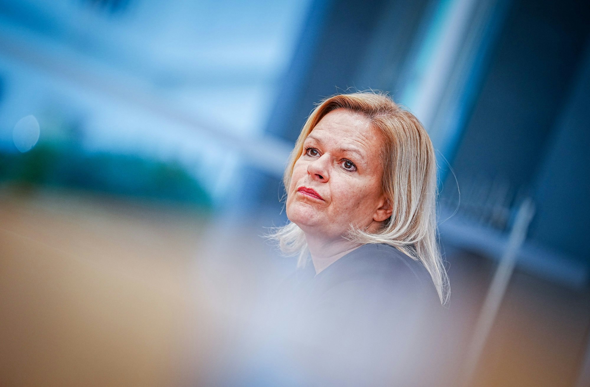 Nancy Faeser sieht in die Ferne.