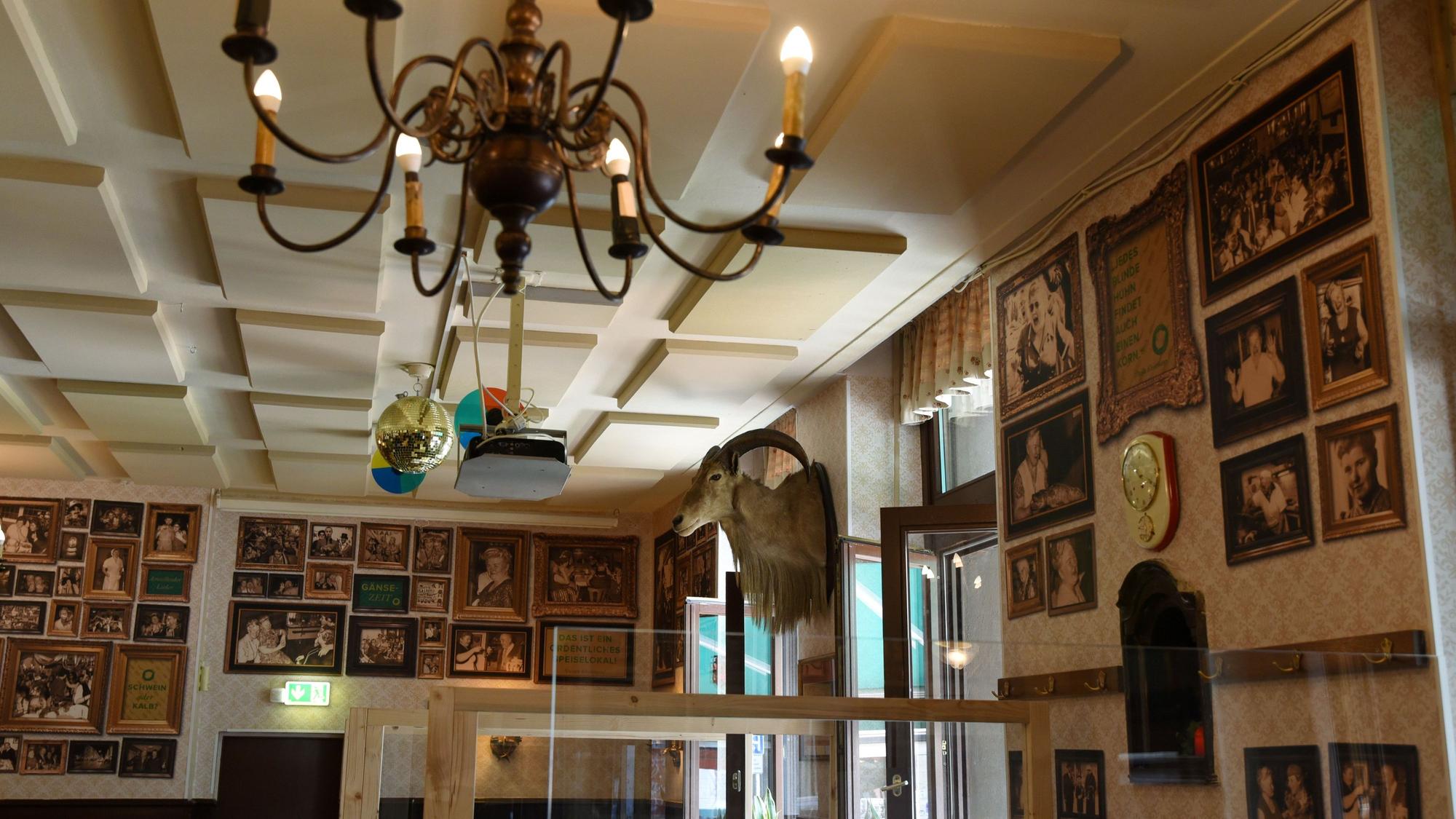 Restaurant mit Fotos an den Wänden.