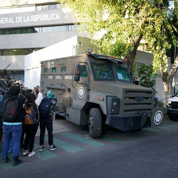 Ein gepanzerter Transporter verlässt das Gebäude der Staatsanwaltschaft, in dem Ovidio Guzmán, einer der Söhne des ehemaligen Chefs des Sinaloa-Kartells, Joaquin „El Chapo“ Guzmán, in Haft ist.