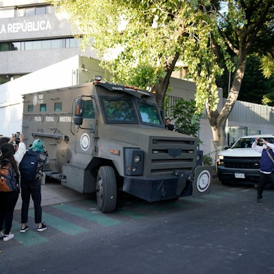Ein gepanzerter Transporter verlässt das Gebäude der Staatsanwaltschaft, in dem Ovidio Guzmán, einer der Söhne des ehemaligen Chefs des Sinaloa-Kartells, Joaquin „El Chapo“ Guzmán, in Haft ist.