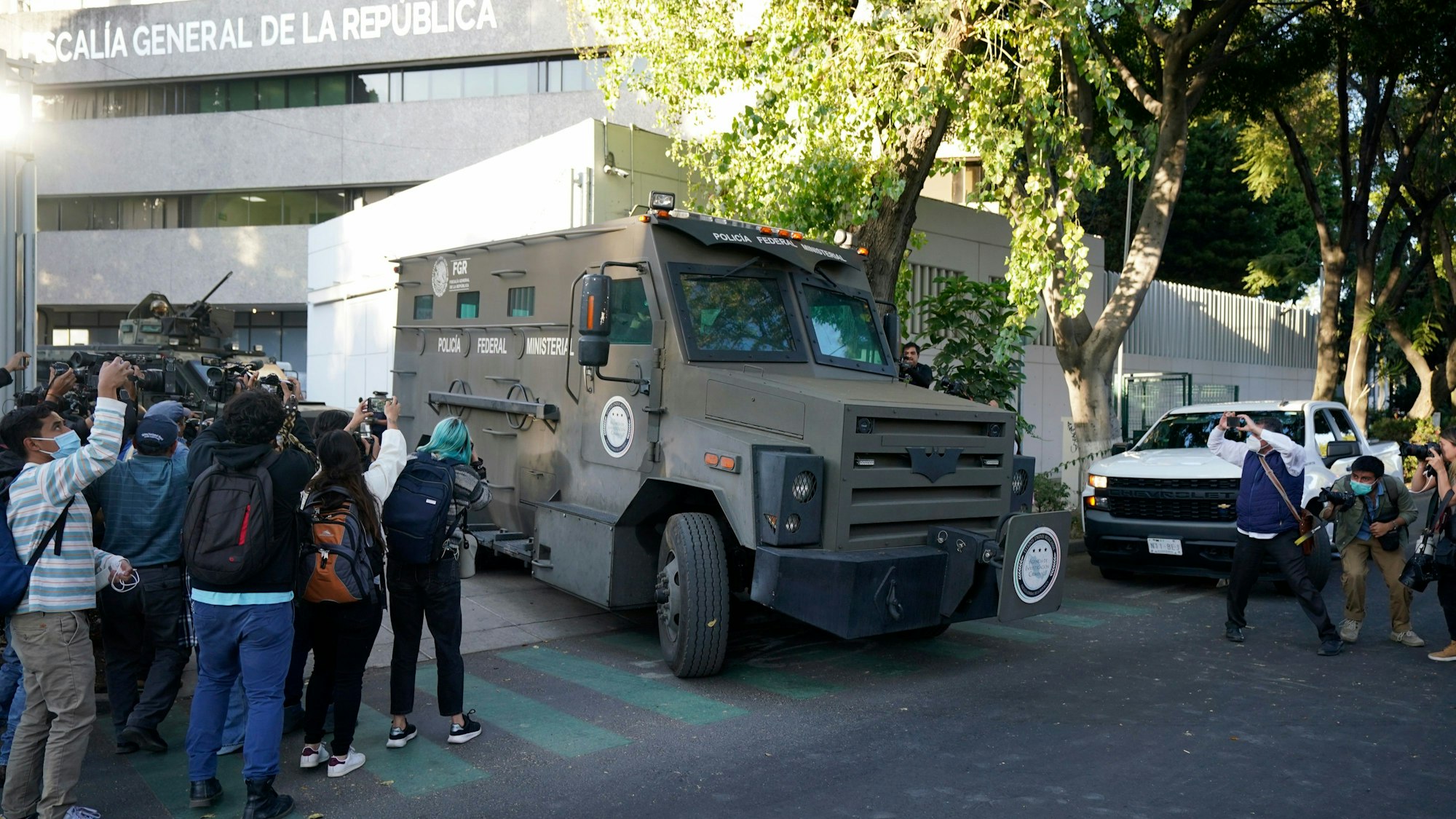 Ein gepanzerter Transporter verlässt das Gebäude der Staatsanwaltschaft, in dem Ovidio Guzmán, einer der Söhne des ehemaligen Chefs des Sinaloa-Kartells, Joaquin „El Chapo“ Guzmán, in Haft ist.