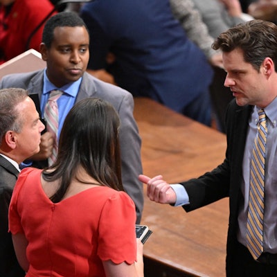 Der republikanische Abgeordnete Matt Gaetz (r.) spricht mit seinem demokratischen Amtskollegen David Cicilline im US-Kapitol.