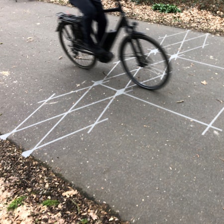 Ein Rad überfährt die Zählstelle auf der Balkantrasse