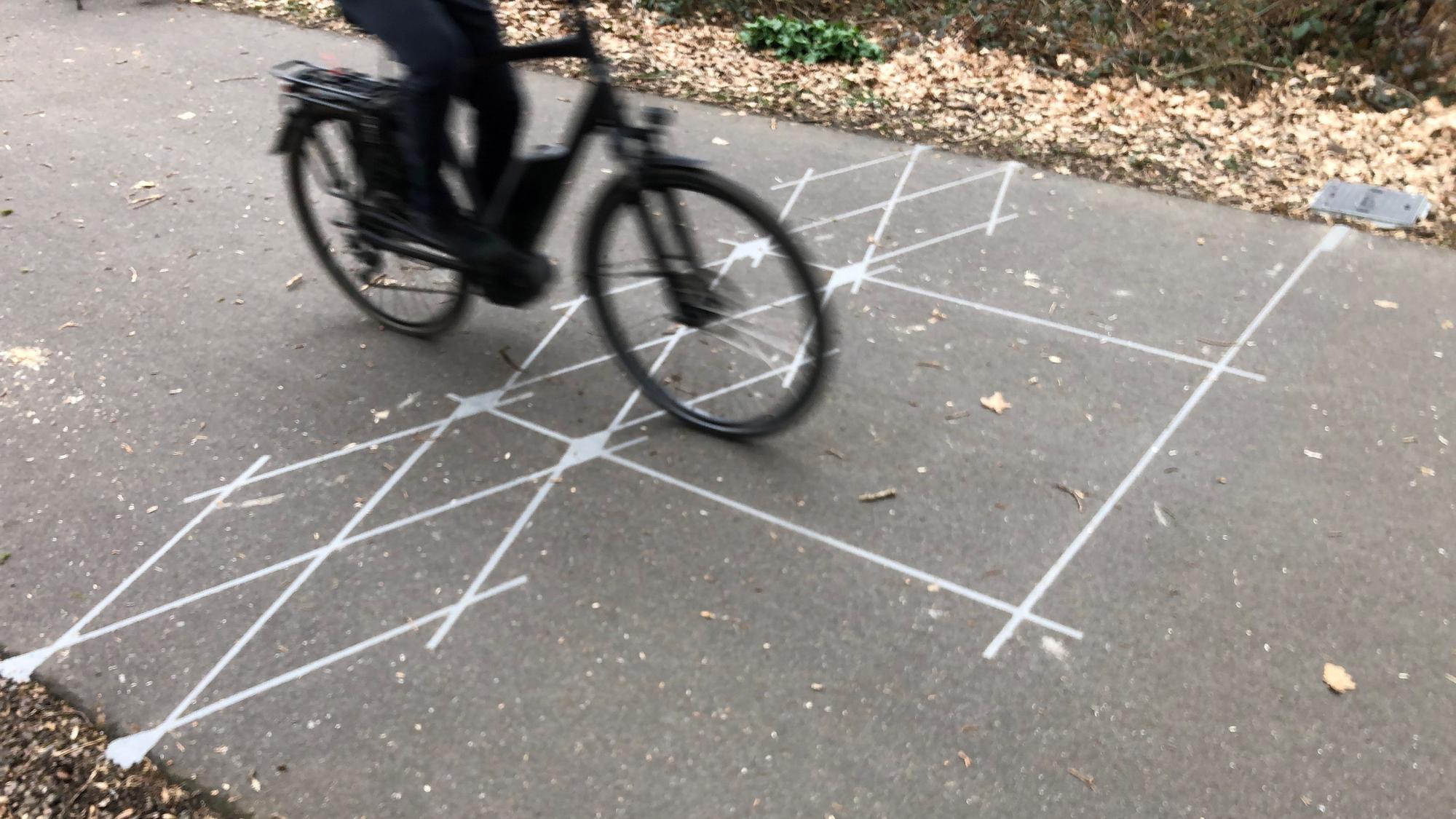 Ein Rad überfährt die Zählstelle auf der Balkantrasse