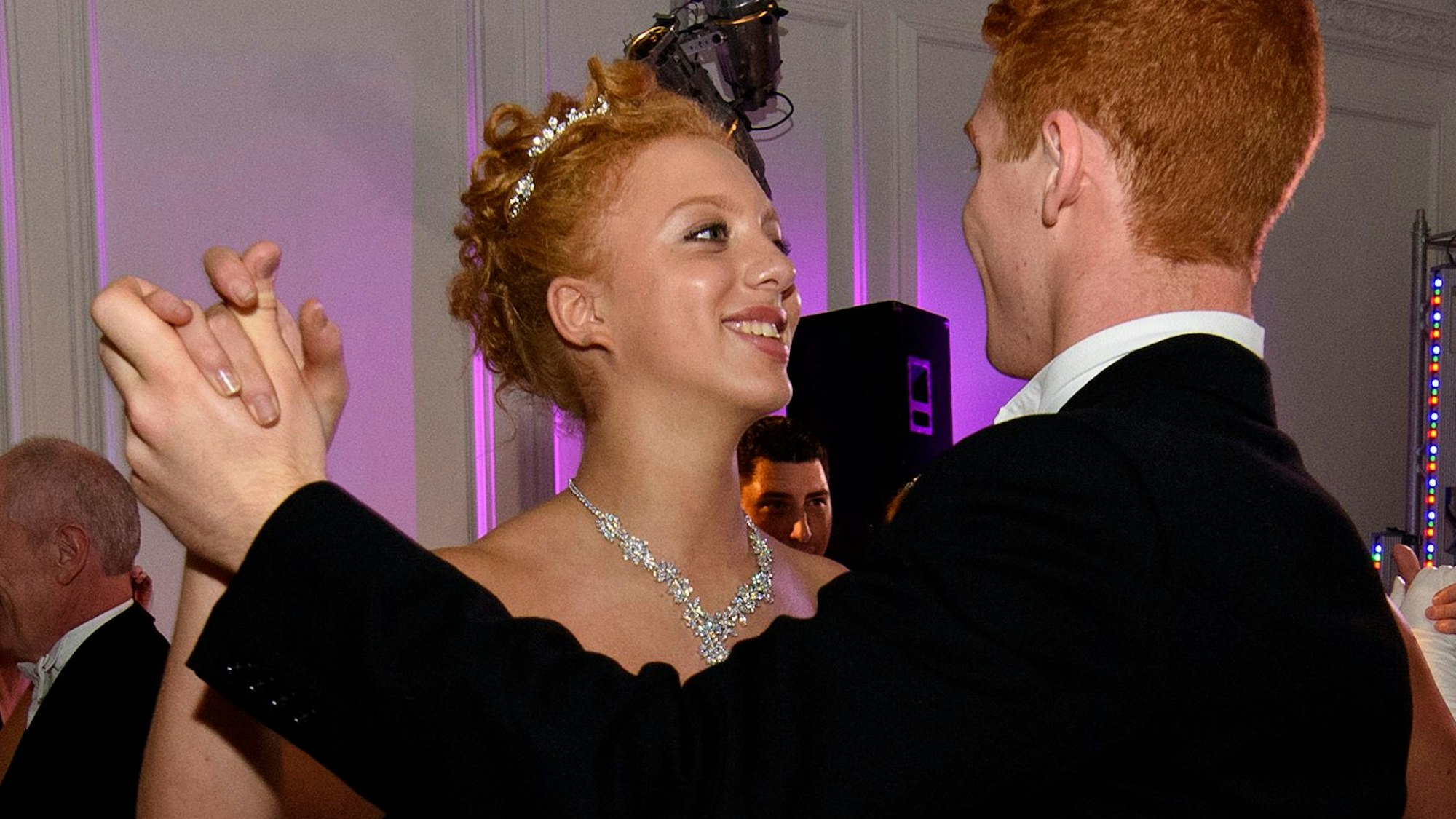 Anna Ermakova beim Tanz. Sie lächelt ihren rothaarigen Tanzpartner an.