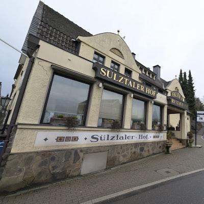 Der Sülztaler Hof steht auf der anderen Straßenseite der Kirche in Overath-Immekeppel.