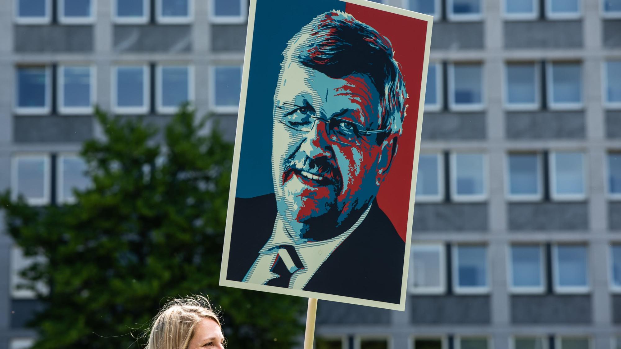 Eine Lehrerin trägt ein Plakat mit dem Portrait von Walter Lübcke zum Gedenken an den ermordeten Kasseler Regierungspräsidenten.