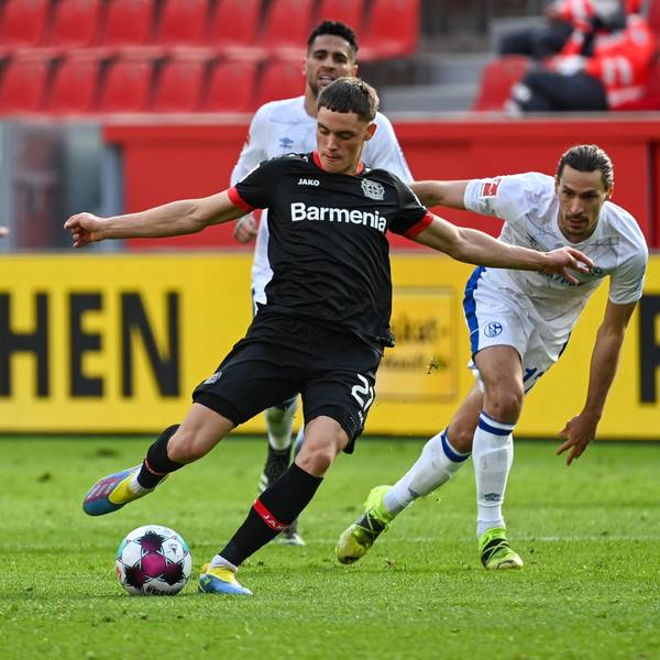 Leverkusens Mittelfeldspieler Florian Wirtz kontrolliert den Ball.