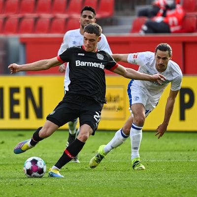 Leverkusens Mittelfeldspieler Florian Wirtz kontrolliert den Ball.