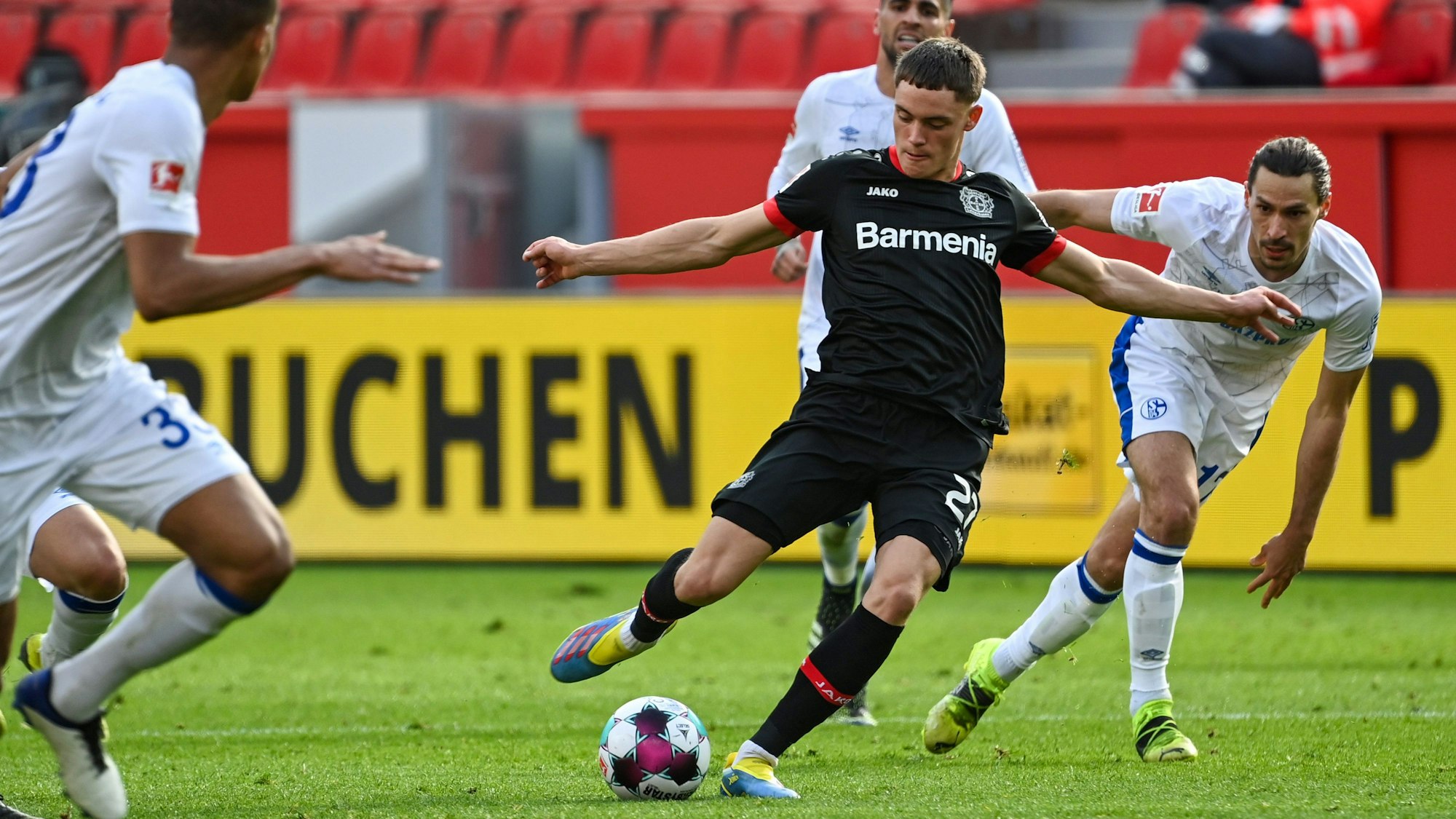 Leverkusens Mittelfeldspieler Florian Wirtz kontrolliert den Ball.