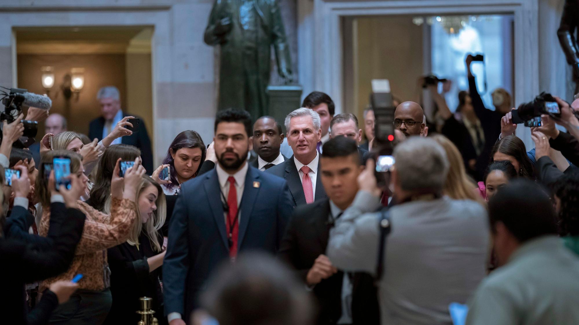 USA, Washington: Kevin McCarthy, bisheriger Minderheitsführer der Republikaner im US-Repräsentantenhaus, geht im Kapitol durch die Statuary Hall zum Plenarsaal.