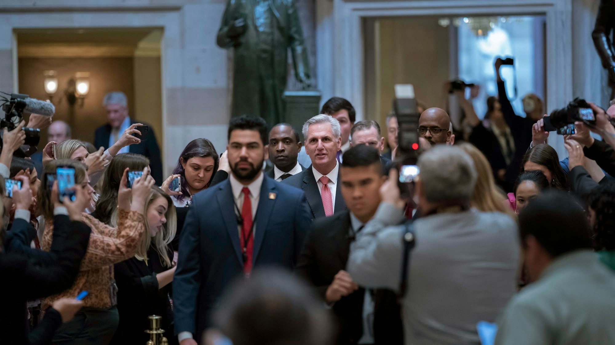 USA, Washington: Kevin McCarthy, bisheriger Minderheitsführer der Republikaner im US-Repräsentantenhaus, geht im Kapitol durch die Statuary Hall zum Plenarsaal.