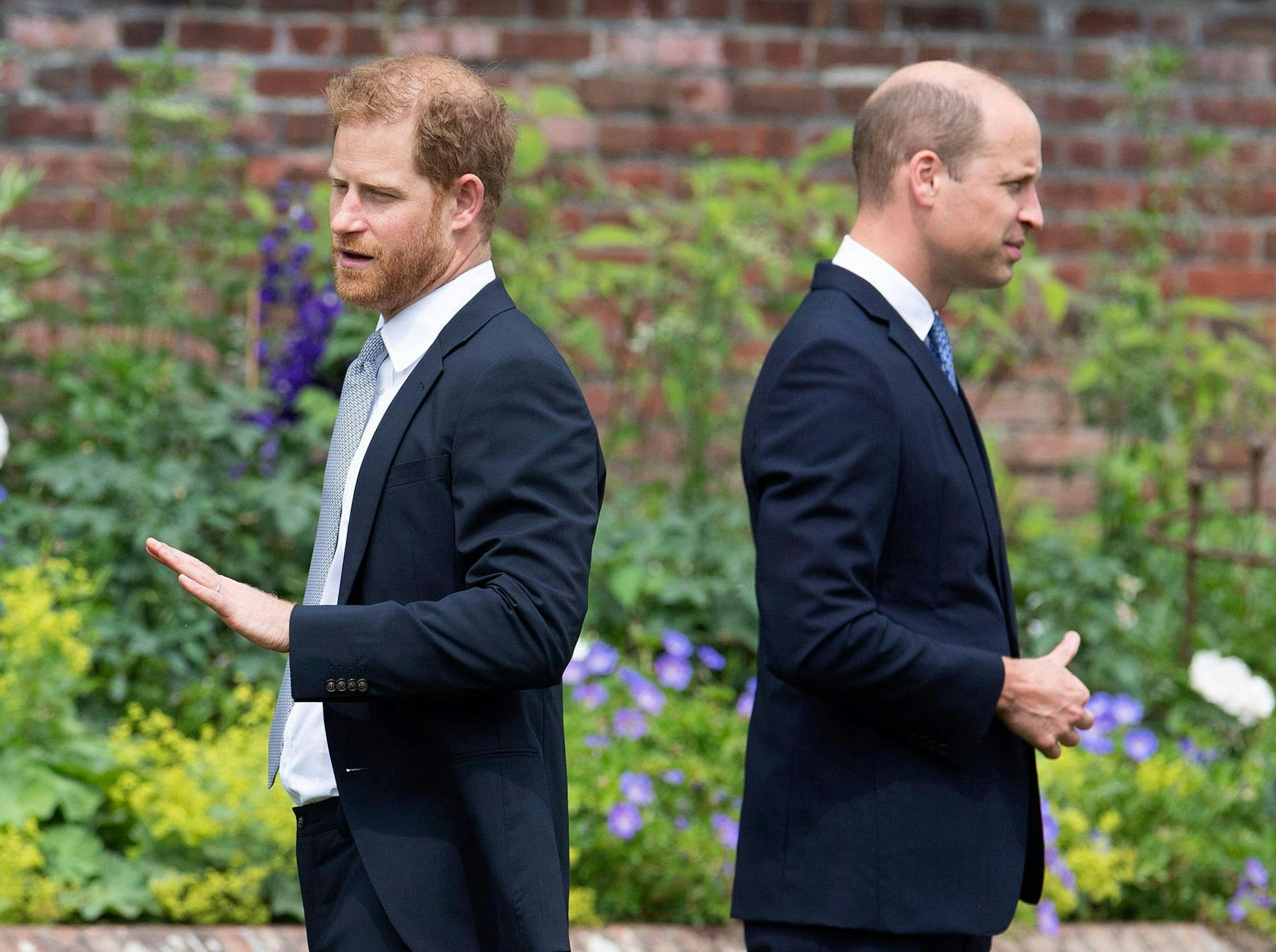 ARCHIV - 01.07.2021, Großbritannien, London: Die britischen Prinzen Harry (l) und William stehen bei der Enthüllung der Statue ihrer Mutter Diana Rücken an Rücken im Sunken Garden des Kensington-Palastes. (zu dpa «Eklat unter Prinzen - Harry wirft William körperlichen Angriff vor») Foto: Dominic Lipinski/Pool PA via AP/dpa +++ dpa-Bildfunk +++