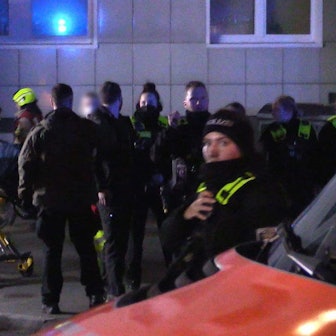 Ein verletzter Mann wird aus dem Haus gebraucht.