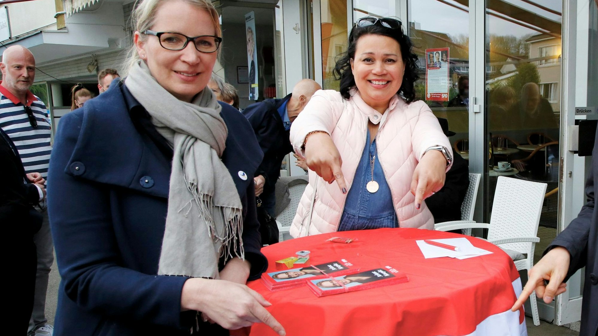Ariane Koepke und Milanie Kreutz, SPD, stehen vor dem Eiscafe „Portofino“ an einem Tisch.