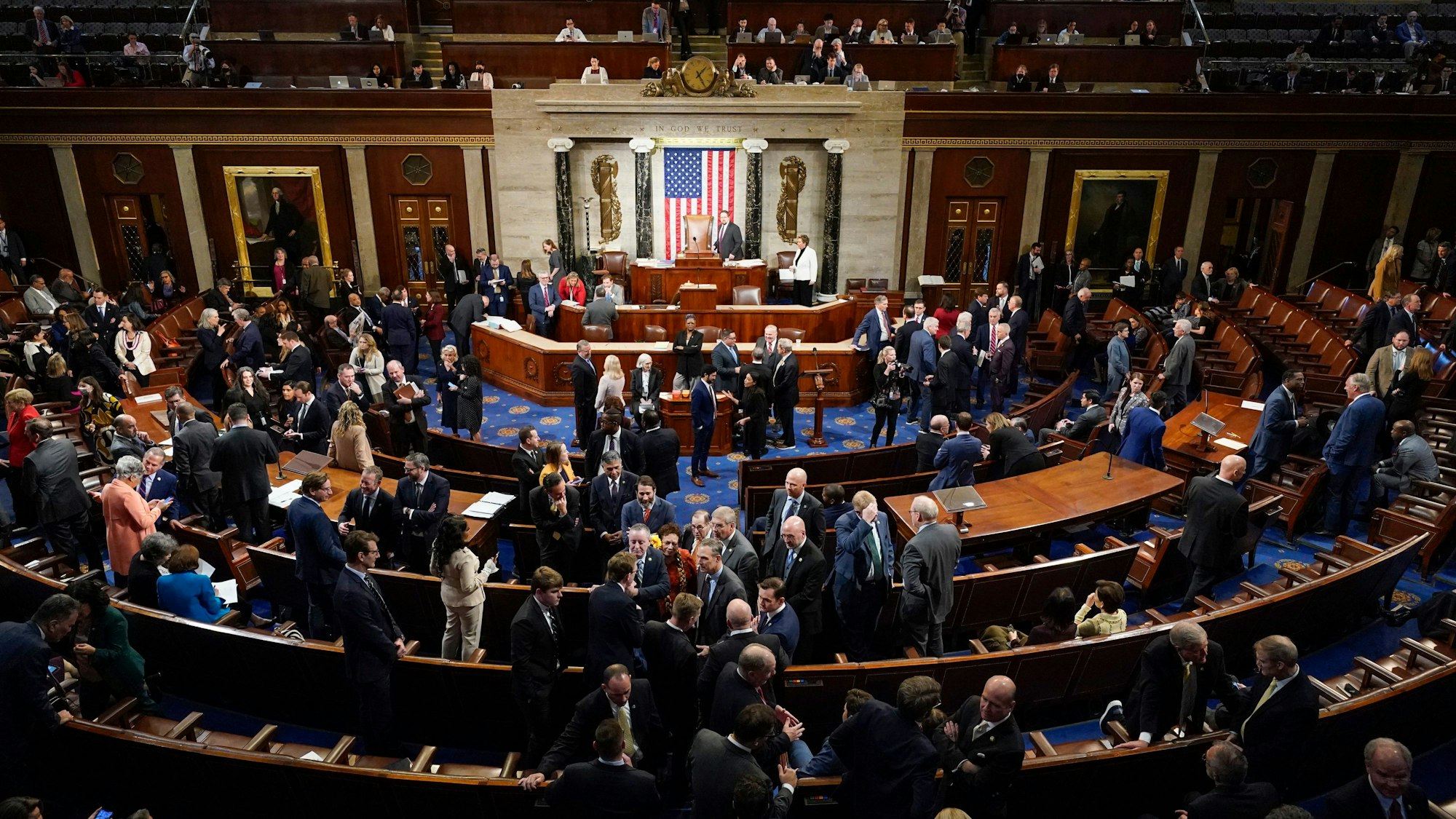 Abgeordnete unterhalten sich in der Kammer des Repräsentantenhauses, um einen Vorsitz zu wählen und den 118. Kongress einzuberufen.