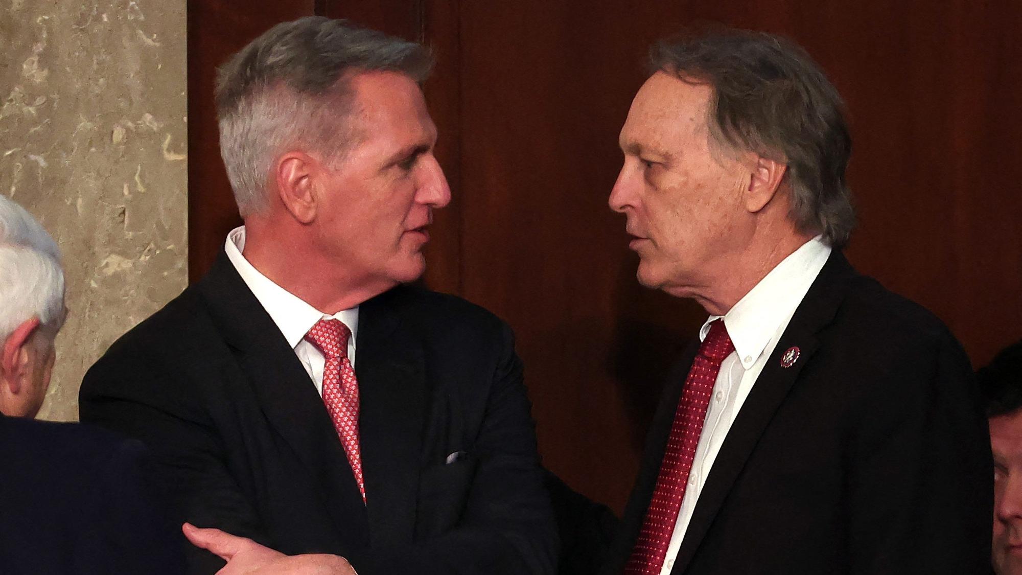 Kevin McCarthy (links) spricht mit Andy Biggs
